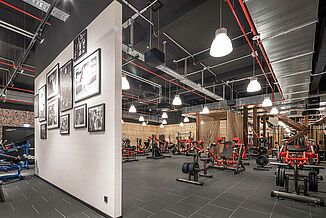 Innenansicht des Fitnesscenters Gold's Gym in Jena mit REGUPOL Sportboden.