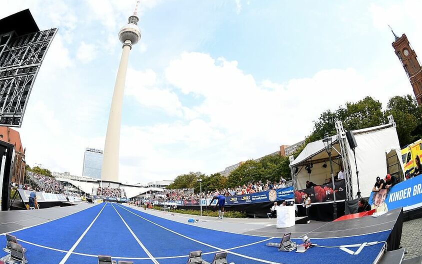 Leichtathletikevent "Berlin fliegt" am Alexanderplatz (Foto: Benjamin Heller)