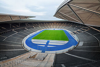 Berliner Olympiastadion mit blauer REGUPOL Tartanbahn