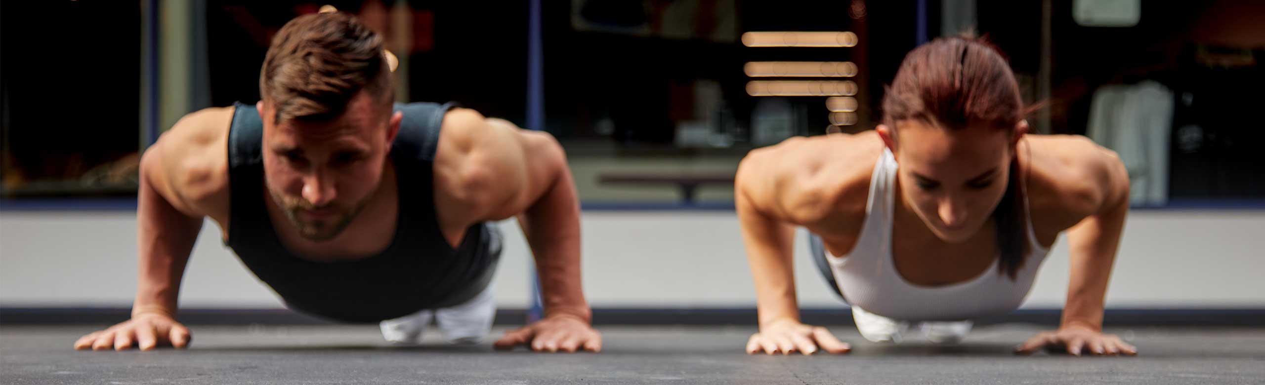 Zwei Sportler beim Functional Training auf REGUPOL Fitnessböden 