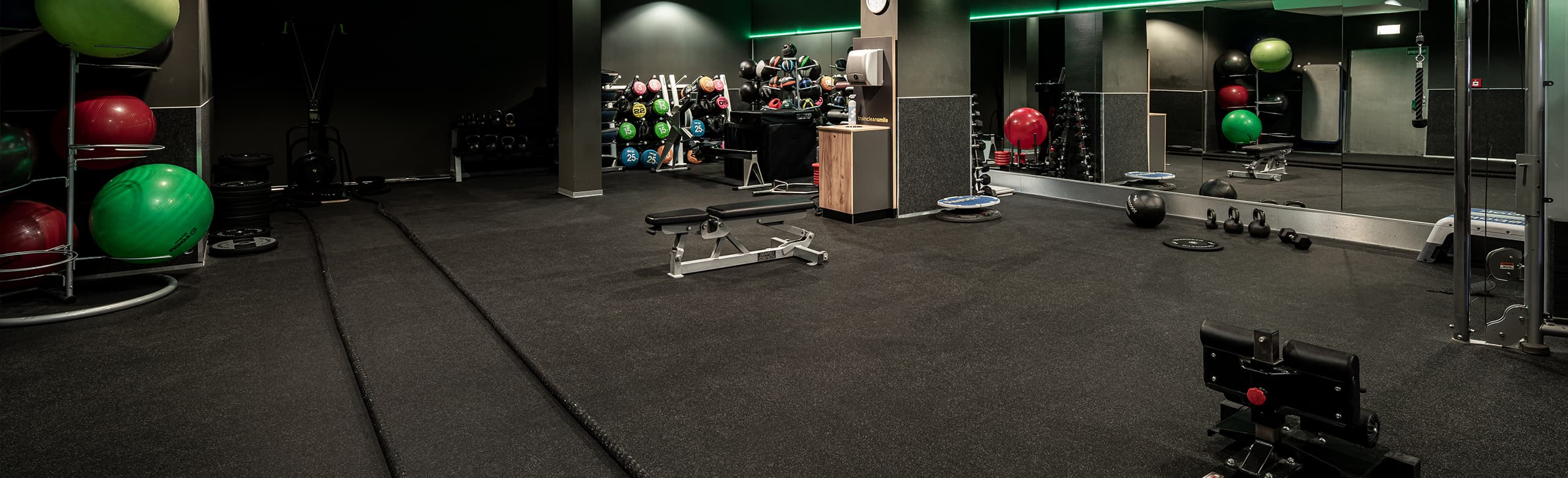 Unser Fitnessboden in einem Fitnessstudio mit Freihantelbereich